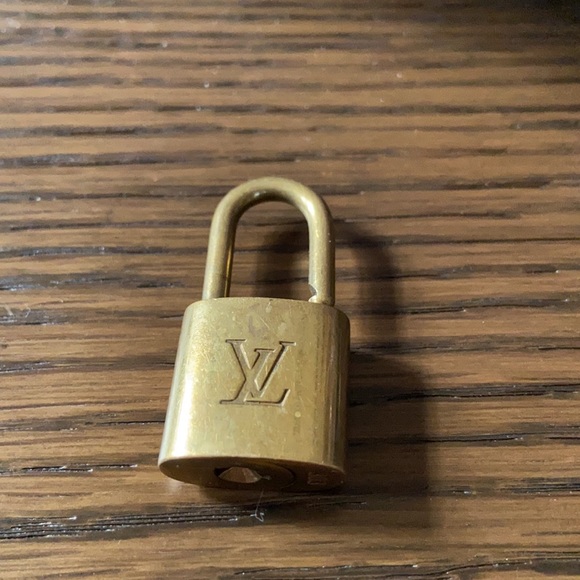Louis Vuitton lock 🔒 - Picture 4 of 7